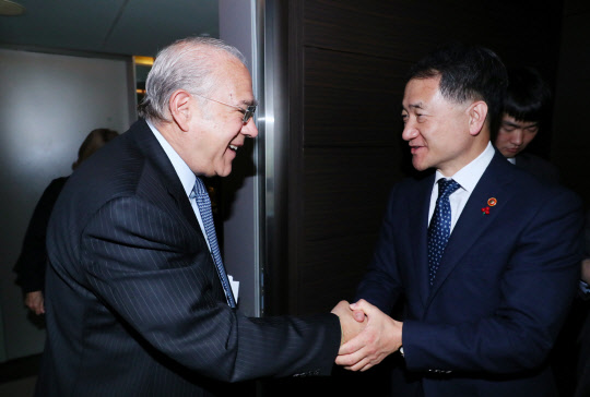 박능후 보건복지부 장관(오른쪽)이 지난 26일 서울 프라자호텔에서 앙헬 구리아 OECD 사무총장과 만나 악수를 하고 있다.   보건복지부 제공